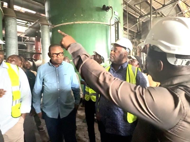 Le ministre de l’industrie Aimé Boji et d’autres ministres présents à Uvira à la sucrerie du Kivu.