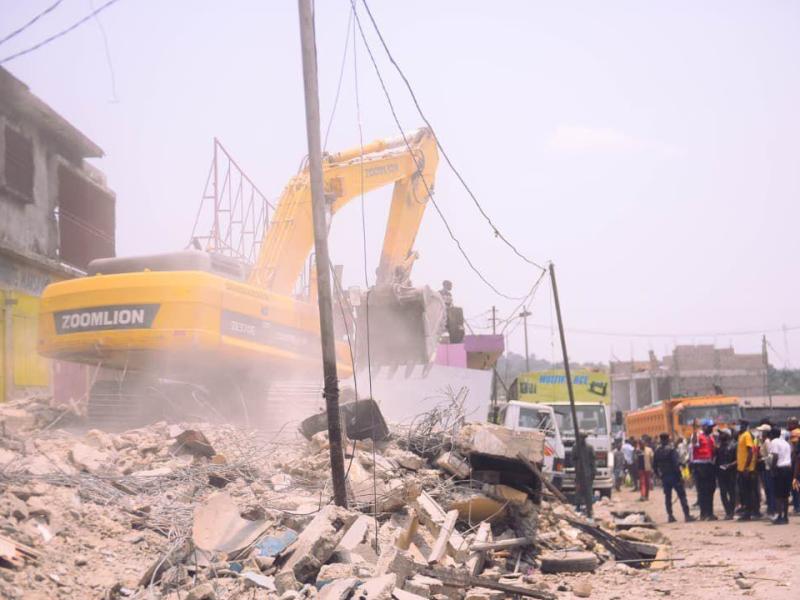 Opération de démolition de constructions illégales au Rond-point Ngaba à Kinshasa