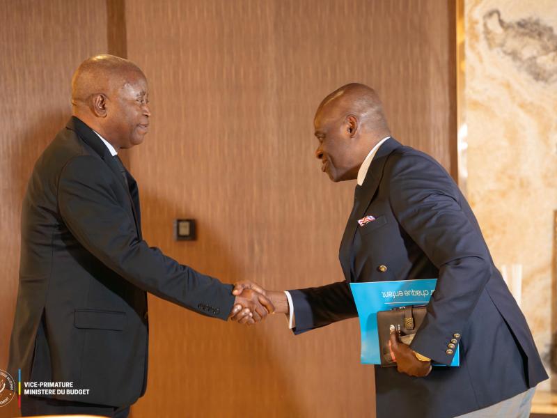 Poignée de main entre le VPM en charge du budget Adolphe Muzito et John Agbor représentant de l'UNICEF en RDC