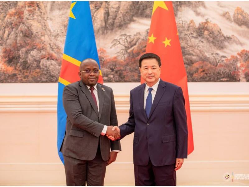 Poignée de main entre Jacquemain Shabani, Vice-premier ministre de l'intérieur de la RDC et son homologue chinois Wang Xiaohong