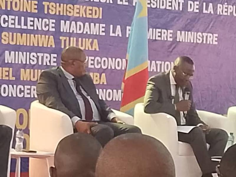 Le VPM de l'économie nationale Daniel Mukoko Samba entouré de deux membres du patronat congolais et du secrétaire général de son ministère