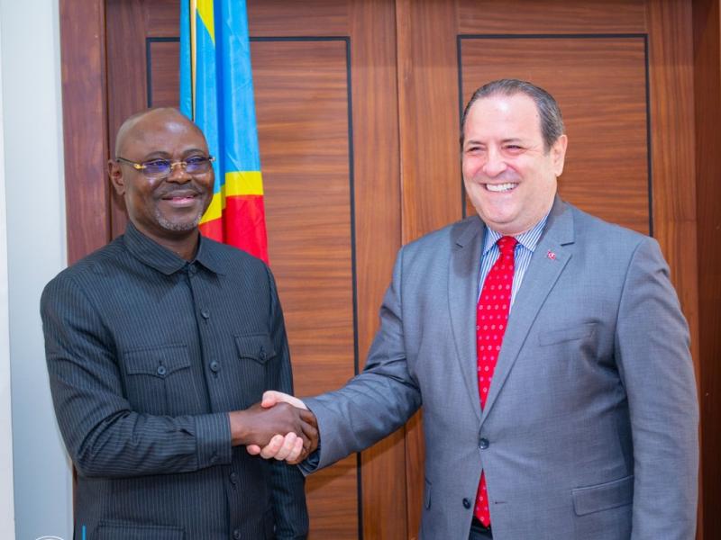 Le VPM de la défense nationale Guy Kabombo et Murât ÜIkü, ambassadeur turc en RDC  [photo d'illustration]
