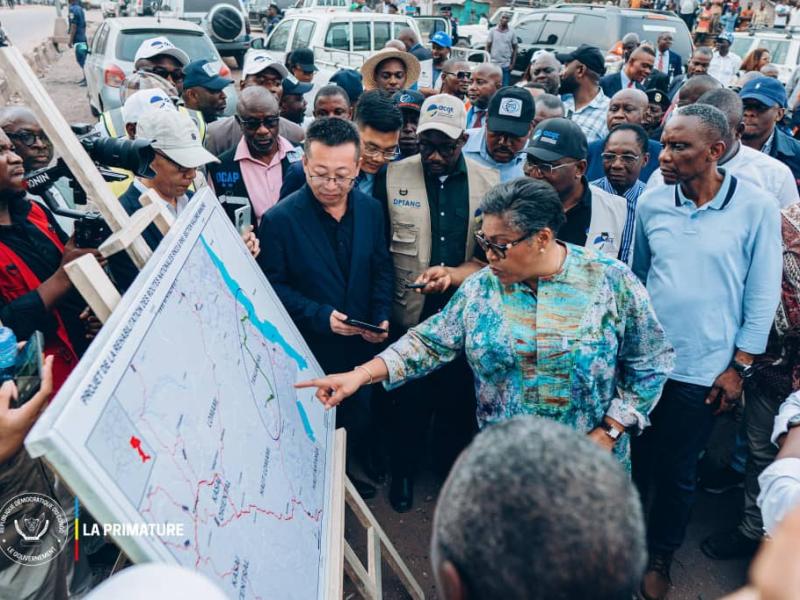 La Première Ministre Judith, accompagnée du ministre national des ITPR, évalue l'état des travaux des infrastructures