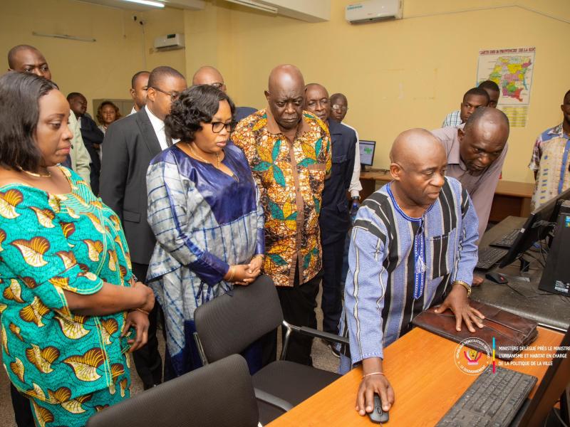 La ministre déléguée Angel Bangaza Yogo lors de sa visite à la Mettelsat.