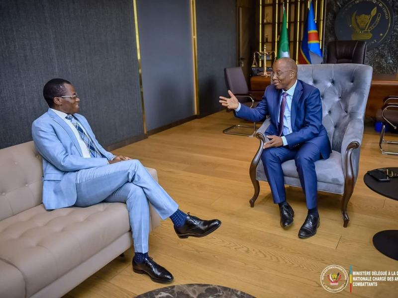 Le Ministre délégué près le Ministre de la défense nationale Eliezer Ntambwe lors de l'échange avec le Min'Etat de la justice Guillaume Ngefa, ce jeudi 18 septembre 2025