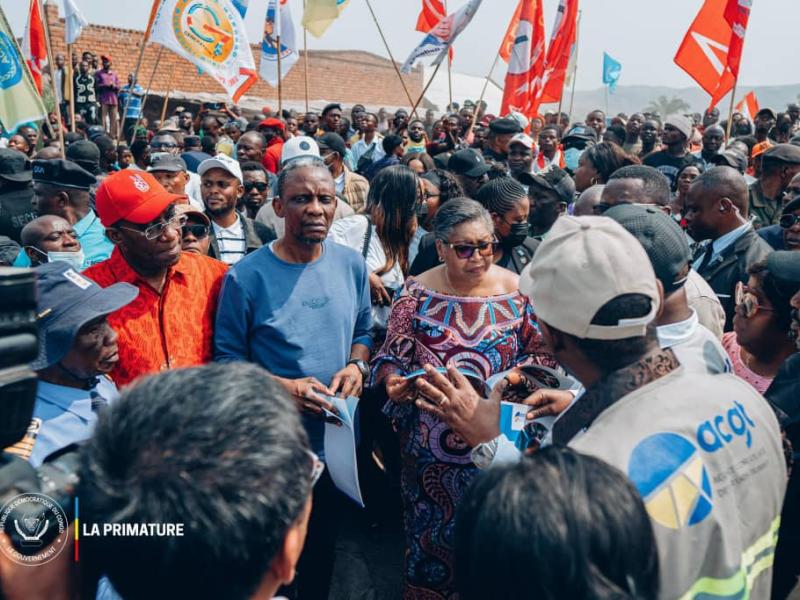 En peovince du Tanganyika, la Première Ministre Judith Suminwa mobilise la population pour la défense de la patrie et rassure sur le port de Moba