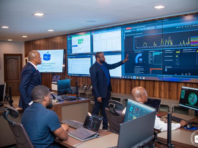 Le Président de la CENI- Denis Kadima recevant quelques explications au Centre des opérations de sécurité de la centrale électorale, samedi 20 septembre 2025