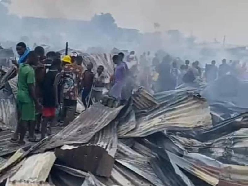 Des maisons de fortune incendiées au camp Kabila à Kinshasa