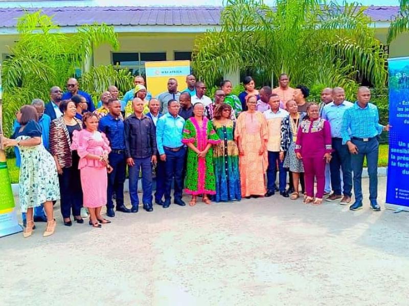 Photo de famille des participants à l'atelier de réflexion sur le renforcement de la lutte contre l'exploitation familiale illégale