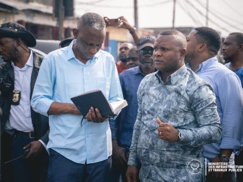 De gauche à droite, le ministre des infrastructures John Banza et le député national Prince Kangila, élu de la Tshangu
