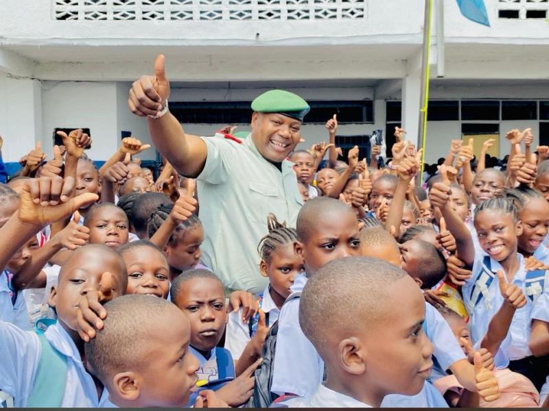 Le Commandant du Service National, le Lieutenant-général Jean-Pierre Kasongo Kabwik, le député national Baudouin Mayo, et quelques élèves de l'ITC KAMO Matete.