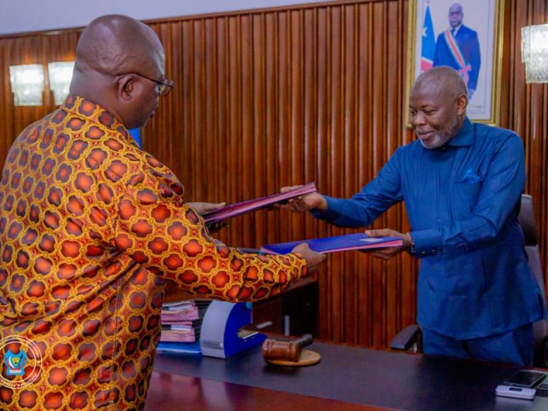 Le Président honoraire de l'Assemblée nationale Vital Kamerhe et Jean-Claude Tshilumbayi, président ai, lors de la remise et reprise 2025
