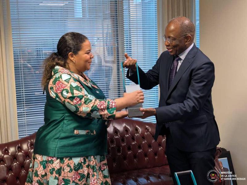 Le ministre de la justice Guillaume Ngefa donne les sceaux officiels à la ministre des affaires étrangères Thérèse Kayikwamba [photo d'illustration]