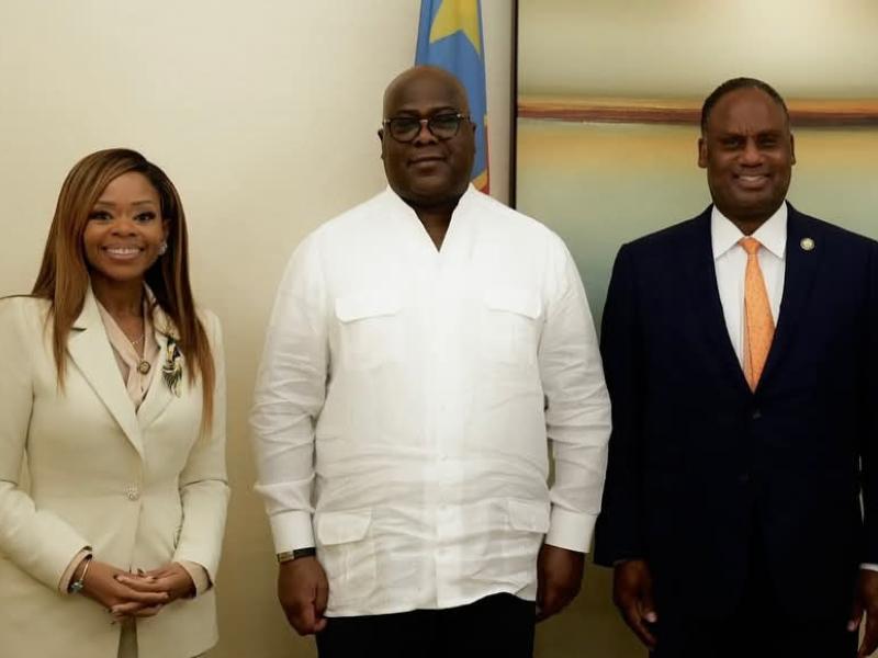 Au milieu, le Président Félix Tshisekedi et deux représentants du Congrès américain lors de l'entretien