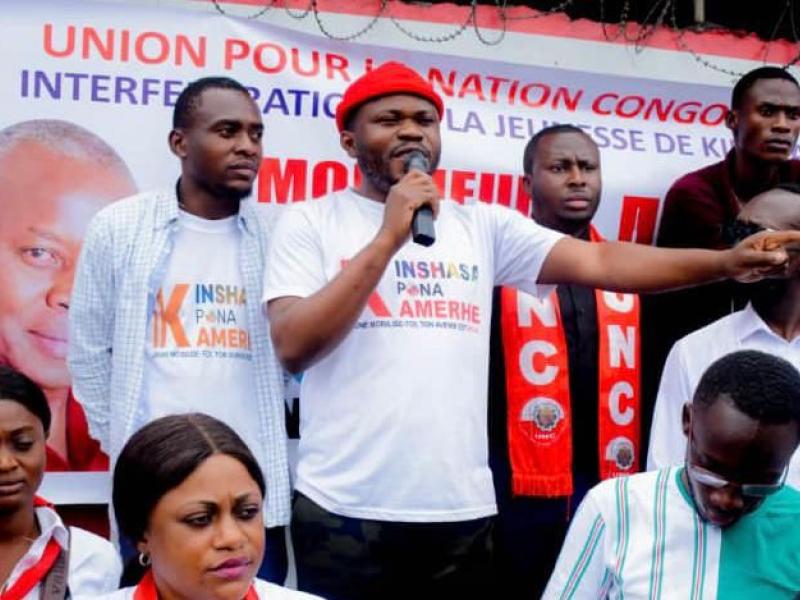 Le président de la ligue des jeunes UNC/Kinshasa, Joël Mongu en plein meeting