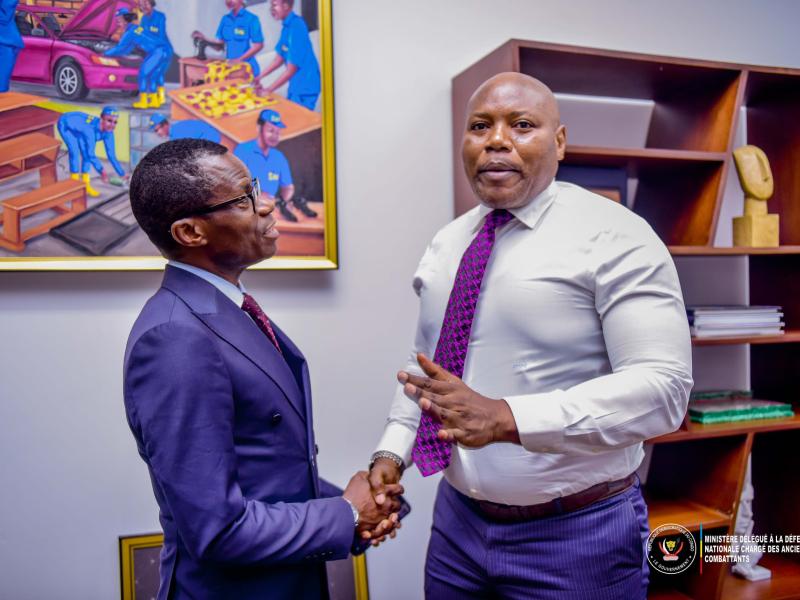 Le Ministre délégué à la défense nationale en charge des anciens combattants Eliezer Ntambwe reçu par le lieutenant général Jean-Pierre Kasongo Kabwik