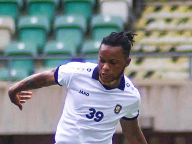 Un joueur du FC les Aigles au Yakubu Gowon Stadium de Port Harcourt.