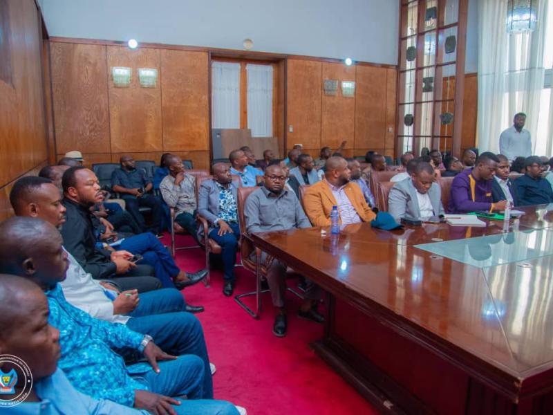 Parlement : les jeunes parlementaires associés pour la décrispation politique à l'Assemblée nationale   Par Grevisse Tekilazaya   Le président intérimaire de la chambre basse du parlement, le professeur Isaac Jean Claude Tshilumbayi a eu un échange avec les députés nationaux membres du RJP- Réseau des jeunes Parlementaires.  Les discussions ont tourné essentiellement autour de l'apaisement politique à l'assemblée nationale, la participation efficace de ce regroupement aux initiatives et travaux Parlementair