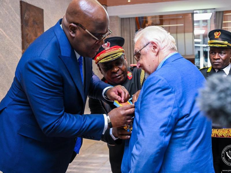 Le chef de l'État Félix Tshisekedi décore Patrick Boenders, inspecteur de police belge à la retraite, mercredi 01 octobre 2025