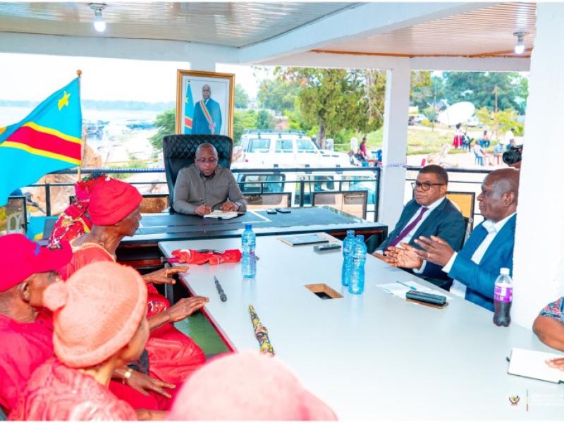 Le VPM de l'intérieur , Jacquemain Shabani présidant le Conseil provincial de sécurité à Inongo