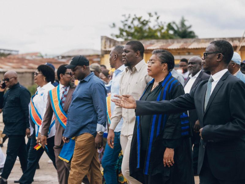 Accompagnée du Gouverneur du Kongo central, la Première Ministre Judith Suminwa Tuluka inspecte le port de Boma