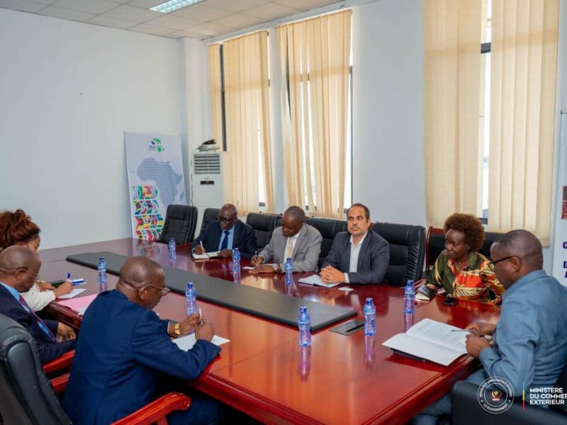 Réunion technique, à Kinshasa, entre le ministre du Commerce extérieur, Julien Paluku Kahongya, et la délégation du CCI dirigée par Vanessa Erogbogbo [photo d’illustration]