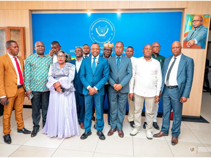 Le président de l’Assemblée provinciale du Kongo Central, Papy Mantezolo, et les députés provinciaux pétitionnaires