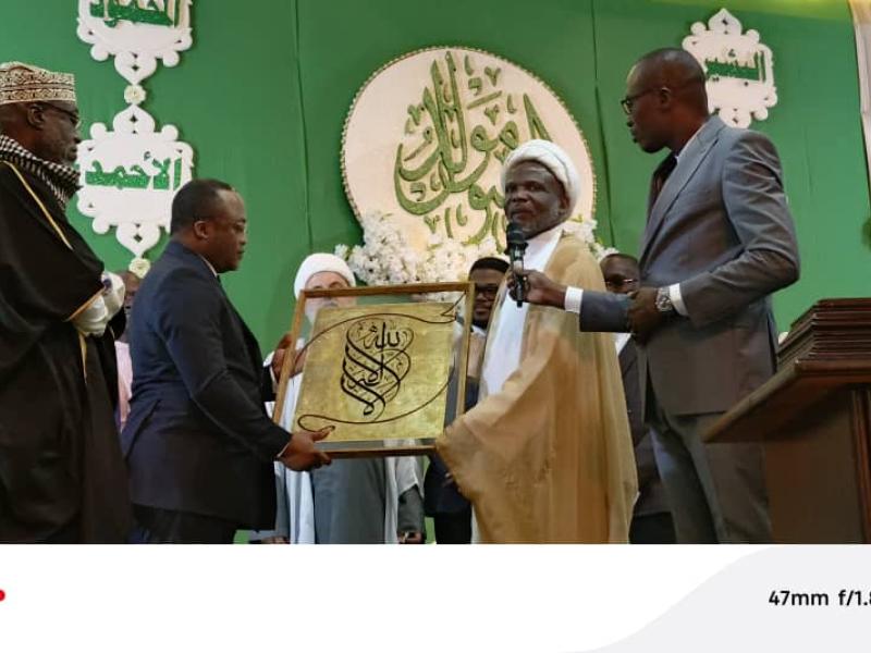 L'évêque Dodo Kamba reçoit un cadeau de main du représentant des musulmans chiites en RDC [photo d'illustration]