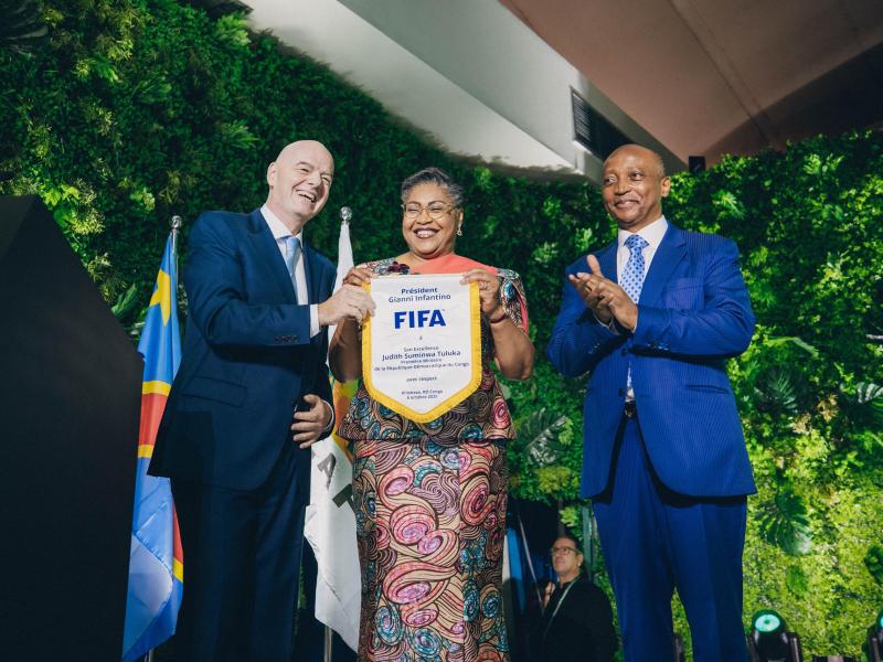 De gauche à droite Gianni Infantino Président de la FIFA, la Première Ministre Judith Suminwa et Patrice Motsepe , Président de la CAF