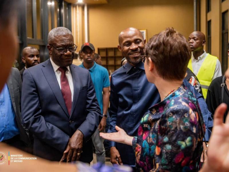 Le ministre de la Communication et Média, Patrick Muyaya, au milieu, échange avec le Docteur Denis Mukwege et Cynthia Pinet, productrice du film "Munganga"
