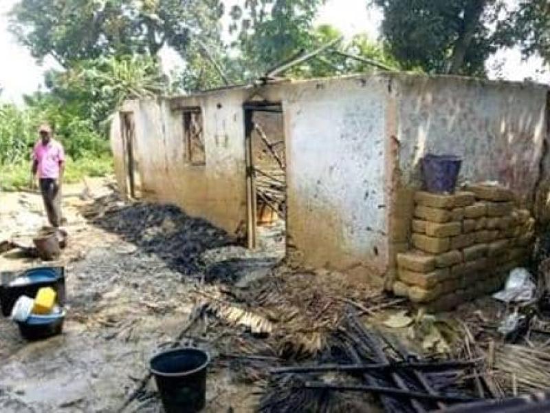 Des maisons incendiées, au quartier Likwangola, dans la ville d’Inongo, en province de Maï-Ndombe [photo d’illustration]