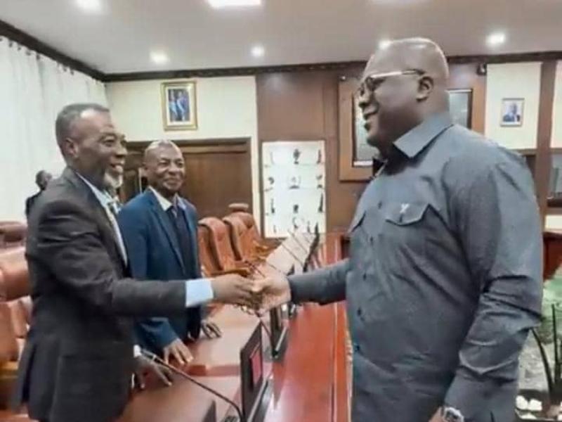 Une poignée de mains entre le Chef de l'État Félix-Antoine TSHISEKEDI et la délégation des anciens Léopards du Zaïre, ce mardi 07 octobre 2025 au Palais de la Nation