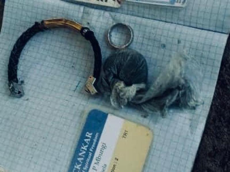 Les objets qui seraient trouvés dans les habits de deux médecins brûlés vifs à Ilambi