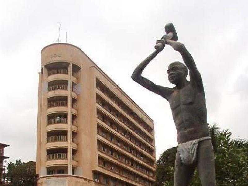 La statue Bulamatadi située devant le gouvernorat du Kongo Central à Matadi