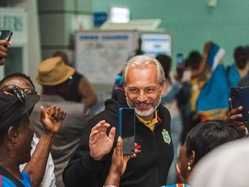 Le sélectionneur de l'équipe nationale de la RDC, Sébastien Desabre et quelques congolais, à l'aéroport de Lome. [Photo d'illustration]