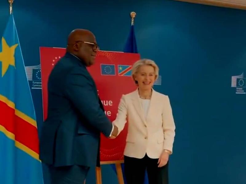 Poignée de main entre Félix Tshisekedi et Ursula Von der Leyen, présidente de la Commission européenne, en marge du Global Gateway Forum à Bruxelles