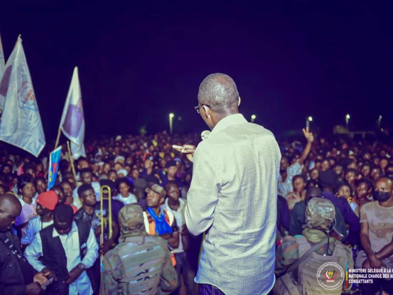 Le Ministre délégué à la défense nationale Eliezer Ntambwe devant la population de Lubao, dans la province de Lomami