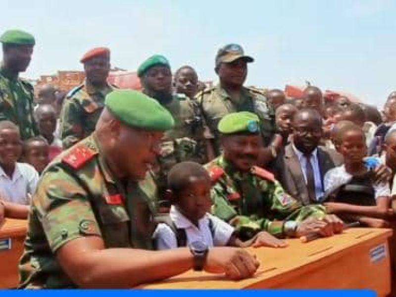 Le Lieutenant-général Jean-Pierre Kasongo Kabwik, le général de brigade Eddy Kapend, et quelques militaires, ainsi que les élèves au Camp Vangu. [Photo d'illustration]