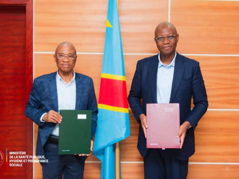 Le Recteur de l'UNIKIN et le Ministre de la santé, lors de la signature du mémorandum de santé, ce samedi 11 octobre 2025