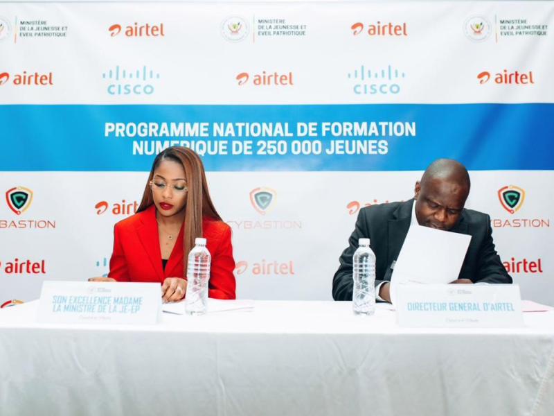 La Ministre de la jeunesse Grâce Kutino et l'un des responsables de  Airtel RDC, lors de la signature du protocole d'accord avec les géants technologiques Cisco et Cybastion, samedi 11 octobre 2025