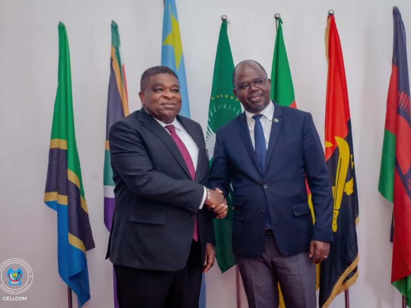 Poignée de main entre le président a.i de l'assemblée nationale, Isaac JC Tshilumbayi, et le secrétaire général de l'UIP, Martin Chugong