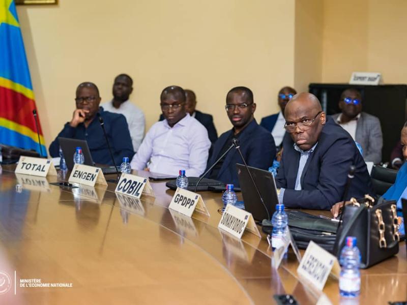 Des représentants des sociétés pétrolières œuvrant en RDC, entourés du Secrétaire général de l'Économie nationale