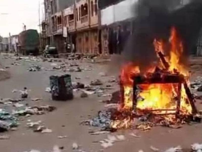 Des jeunes en colère ont érigé des barricades et brûlé des pneus dans les rues de la ville de Beni [photo d’illustration]