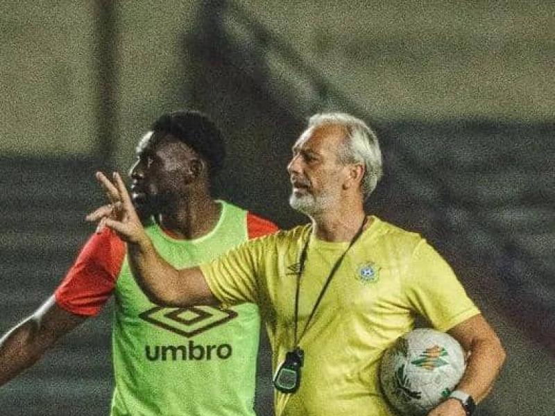 Le sélectionneur national de la RDC, Sébastien Desabre, et le défenseur central Dylan Bantubinsika, au Stade des Martyrs.