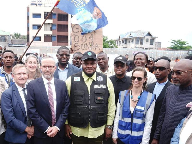 Le Gouverneur de la ville de Kinshasa, Daniel Bumba entouré du député national Eric Tshikuma, de l'ambassadeur de France en RDC, du ministre provincial en charge du Plan, Budget, Emploi et Tourisme Jésus-Noël Sheke et d'autres personnalités