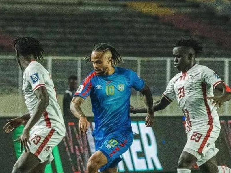 Théo Bongonda en duel avec deux soudanais, au Stade des Martyrs.