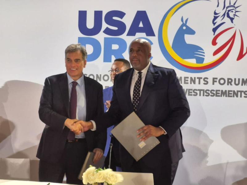 Le ministre des Ressources hydrauliques et Électricité, Aimé Sakombi Molendo, et le représentant de la société américaine Hydrolink LLC [photo d'illustration]