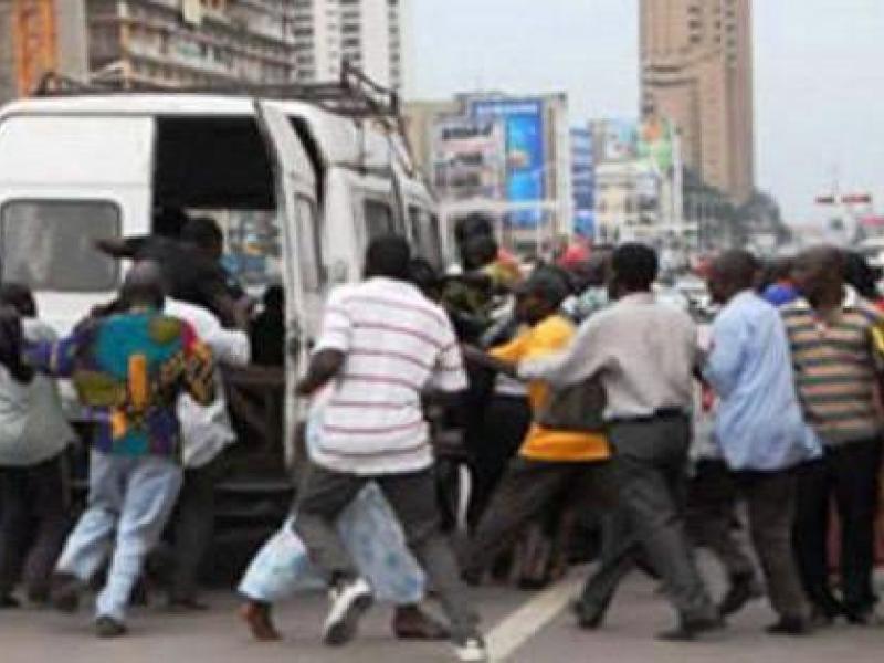 Les kinois en train de courir pour attraper un transport en commun