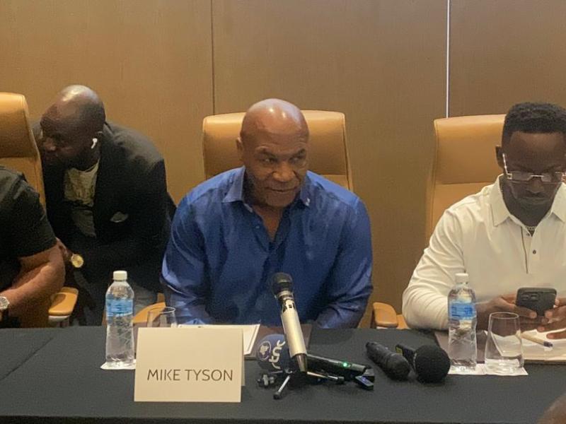 Le boxeur Mike Tyson entouré de Deo Kasongo et du Manager du boxeur américain