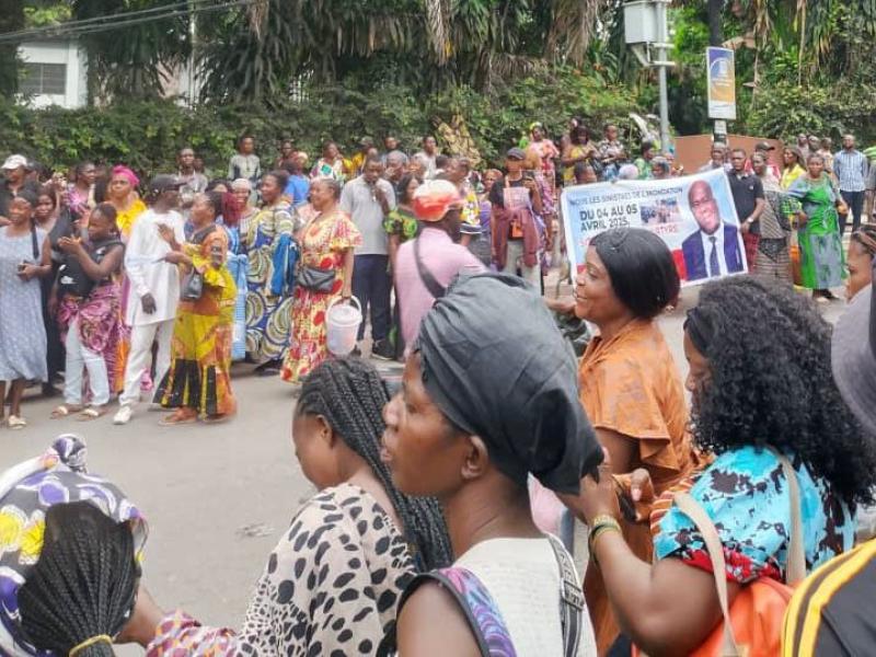 Les sinistrés du stade des martyrs devant la cité de l’OUA, bureau du chef de l’Etat